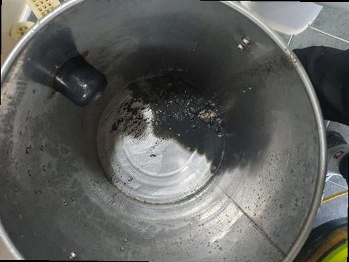 여주 흥천면 하수구막힘 세면대 배수구 주변과 물 흐름을 확인하는 모습