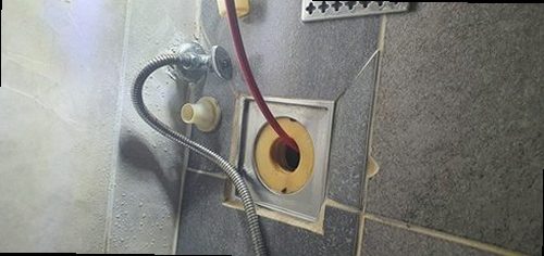 여주 창동 하수구막힘 배수구 주변 물 고임과 역류 흔적을 확인하는 모습